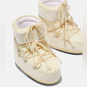 Moon Boots size 9 gently worn